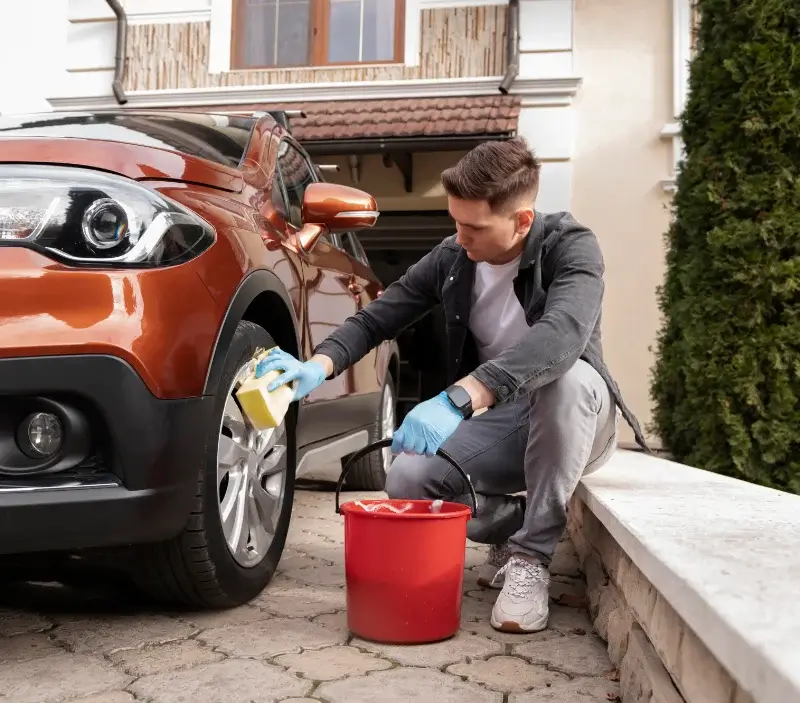 Lavage auto à domicile Courcôme : professionnel intervenant sur un véhicule